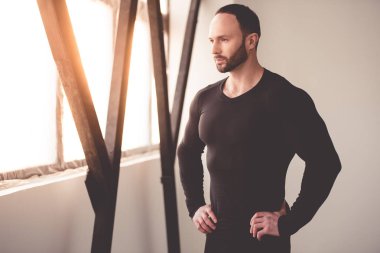 yakışıklı kaslı adam