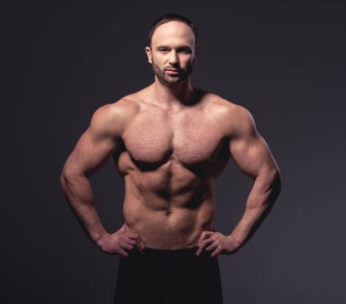 yakışıklı kaslı adam