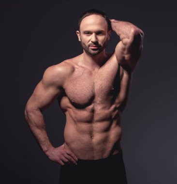 yakışıklı kaslı adam