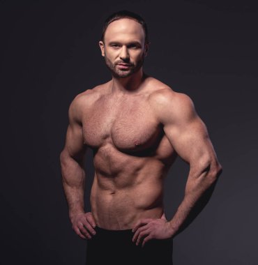 yakışıklı kaslı adam