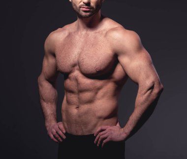 yakışıklı kaslı adam