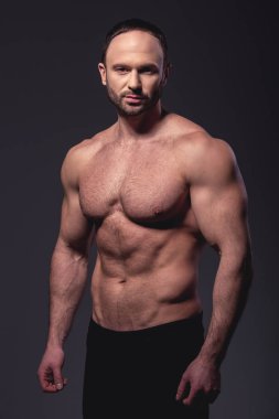 yakışıklı kaslı adam