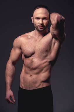 yakışıklı kaslı adam