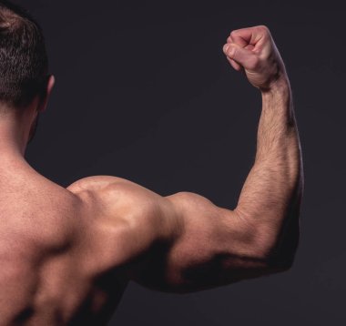 yakışıklı kaslı adam