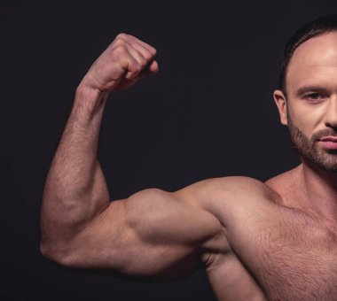 yakışıklı kaslı adam