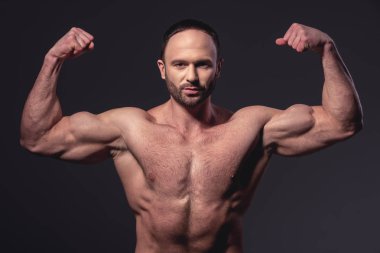 yakışıklı kaslı adam