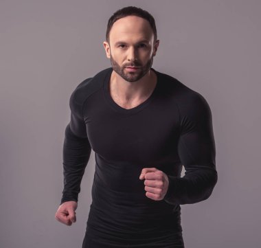 yakışıklı kaslı adam