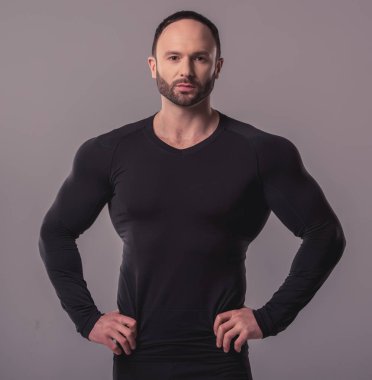 yakışıklı kaslı adam