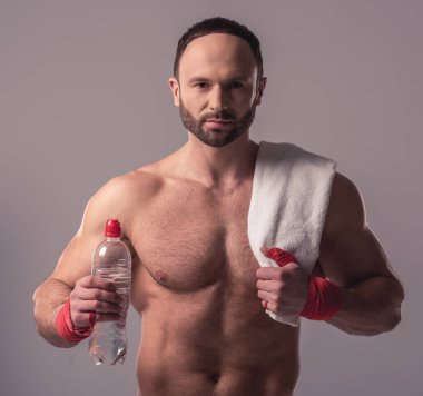 yakışıklı kaslı adam