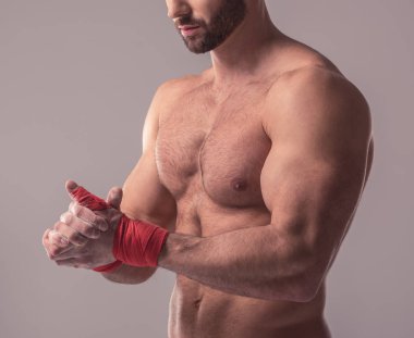 yakışıklı kaslı adam