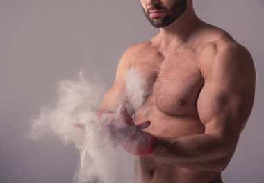 yakışıklı kaslı adam
