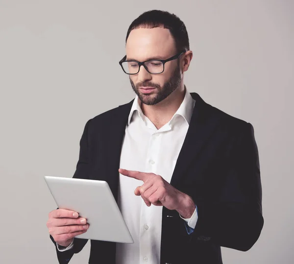 Hombre de negocios guapo con gadget — Foto de Stock