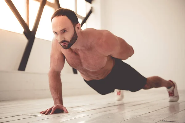 Hombre haciendo ejercicio — Foto de Stock