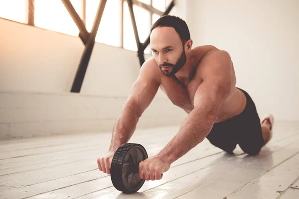 Hombre haciendo ejercicio — Foto de Stock