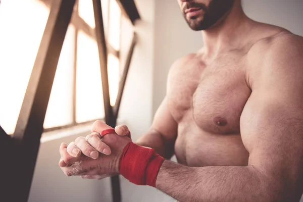 Bonito homem musculado — Fotografia de Stock