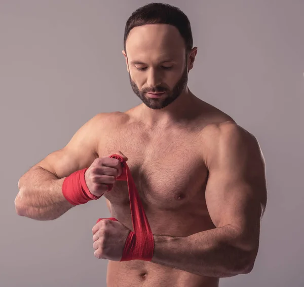 Bonito homem musculado — Fotografia de Stock