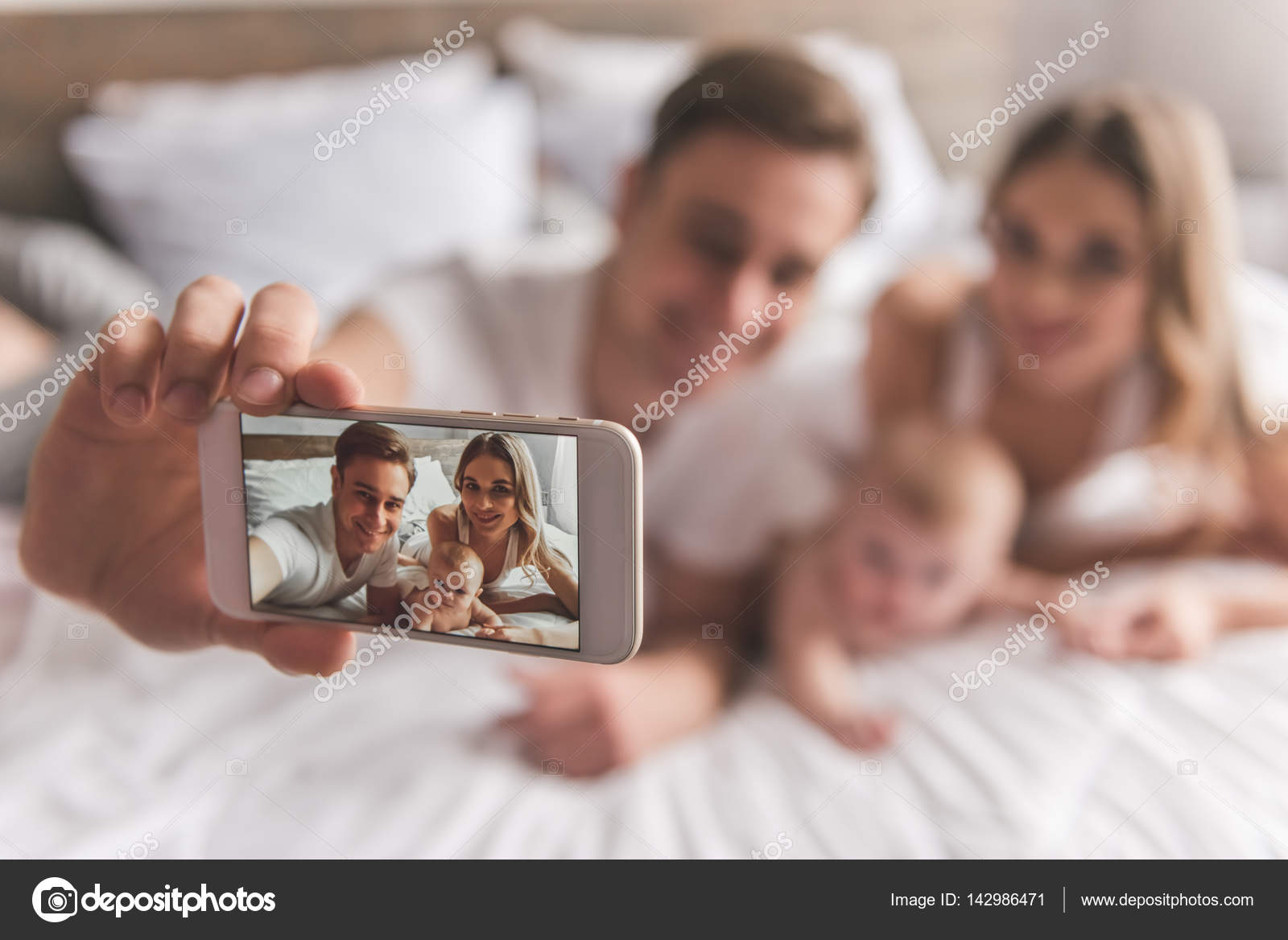 Jeune Couple Avec Bebe Image Libre De Droit Par Georgerudy C