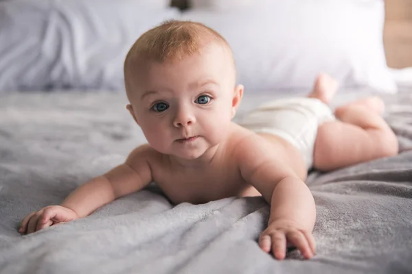 Lindo bebé en casa —  Fotos de Stock