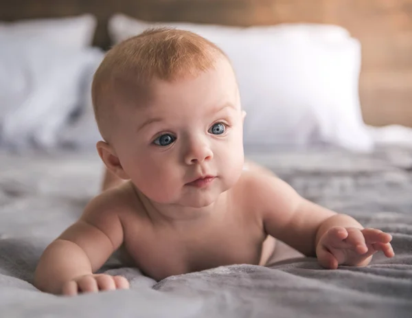 Schattige baby thuis — Stockfoto