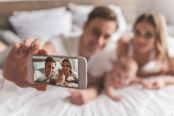 Casal jovem com bebê — Fotografia de Stock