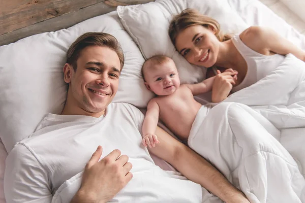 Casal jovem com bebê — Fotografia de Stock