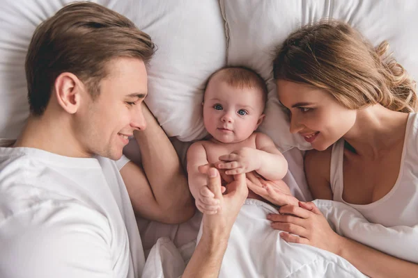 Casal jovem com bebê — Fotografia de Stock