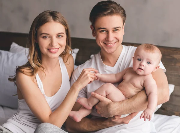 Casal jovem com bebê — Fotografia de Stock