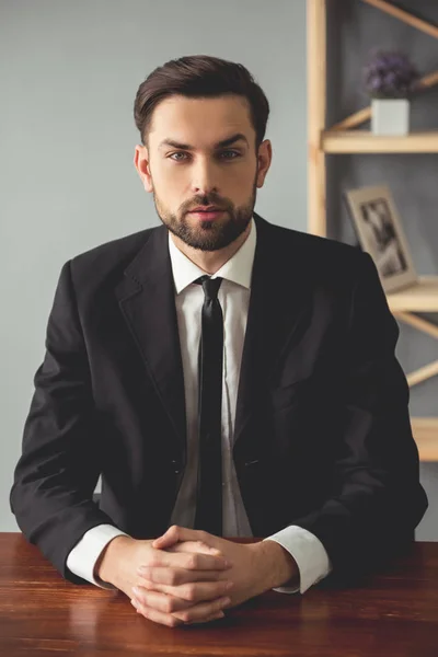 Guapo joven hombre de negocios — Foto de Stock