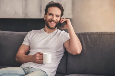 yakışıklı bir adam evde