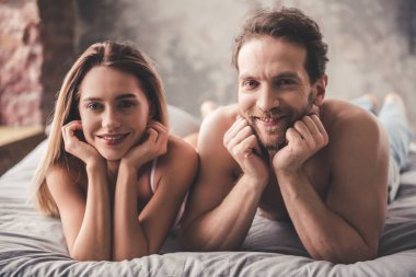 yatakta güzel Çift