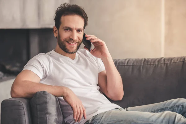 Hombre guapo en casa —  Fotos de Stock