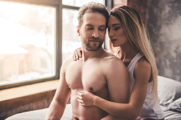 Schönes Paar im Bett — Stockfoto