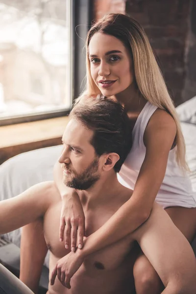 Schönes Paar im Bett — Stockfoto