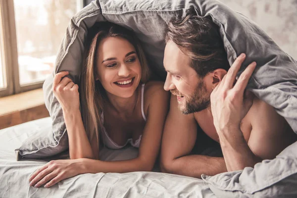 Mooi paar in bed — Stockfoto