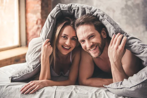 Belo casal na cama — Fotografia de Stock