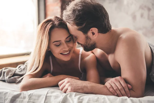 Hermosa pareja en la cama —  Fotos de Stock