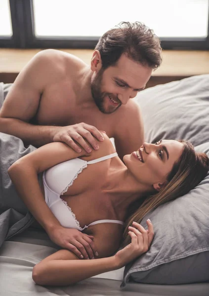 Hermosa pareja en la cama —  Fotos de Stock