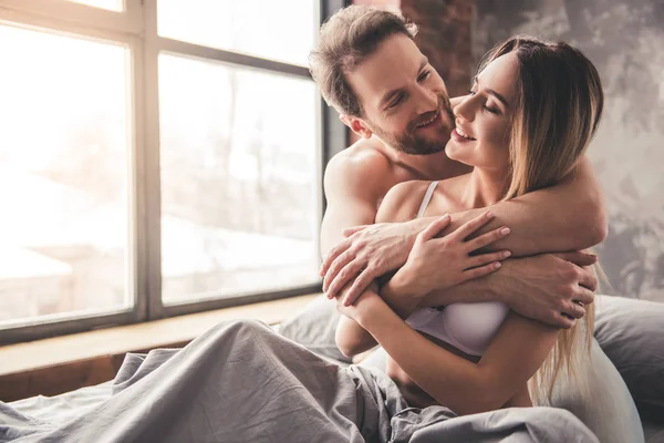 Hermosa pareja en la cama — Foto de Stock