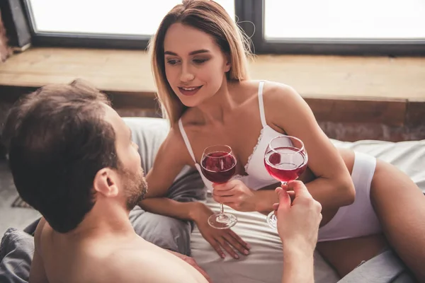 Hermosa pareja en la cama — Foto de Stock