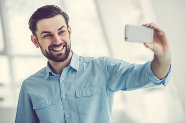 ofis yakışıklı işadamı