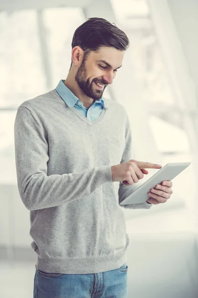 Hombre de negocios guapo en el cargo — Foto de Stock