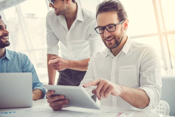 Hombres de negocios guapos trabajando — Foto de Stock