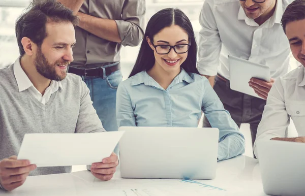 Gente de negocios trabajando — Foto de Stock