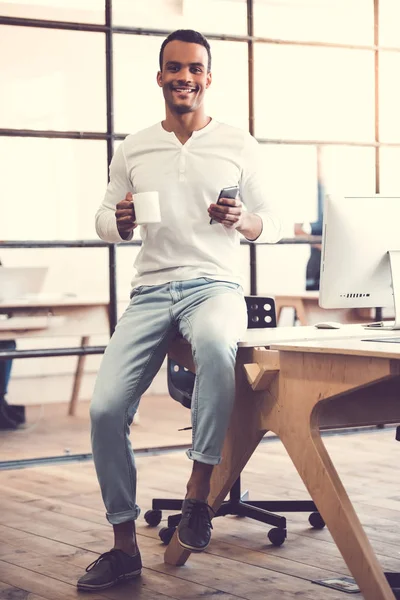 Afroamerikanischer Geschäftsmann arbeitet — Stockfoto