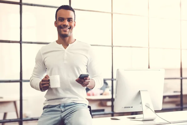 Empresário afro-americano trabalhando — Fotografia de Stock