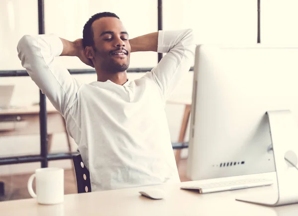 Afroamerikanischer Geschäftsmann arbeitet — Stockfoto