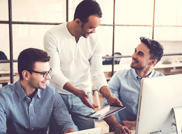 Tre imprenditori che lavorano — Foto Stock