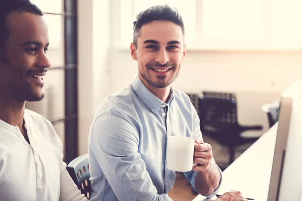 Zwei Geschäftsleute arbeiten — Stockfoto