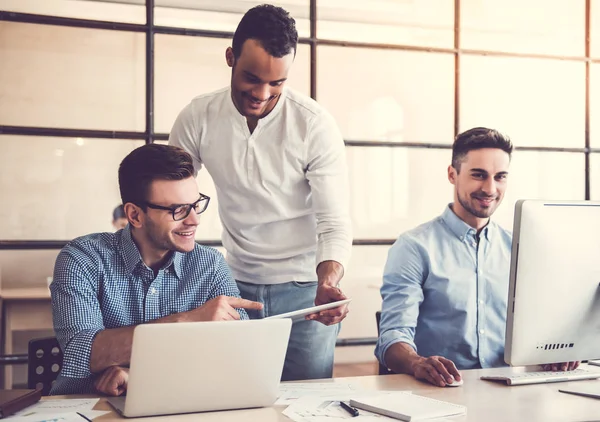 Drie zakenmensen werken — Stockfoto