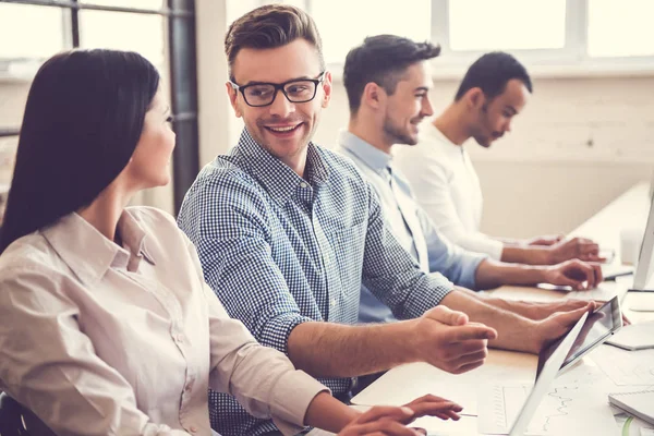 Mensen uit het bedrijfsleven werken — Stockfoto